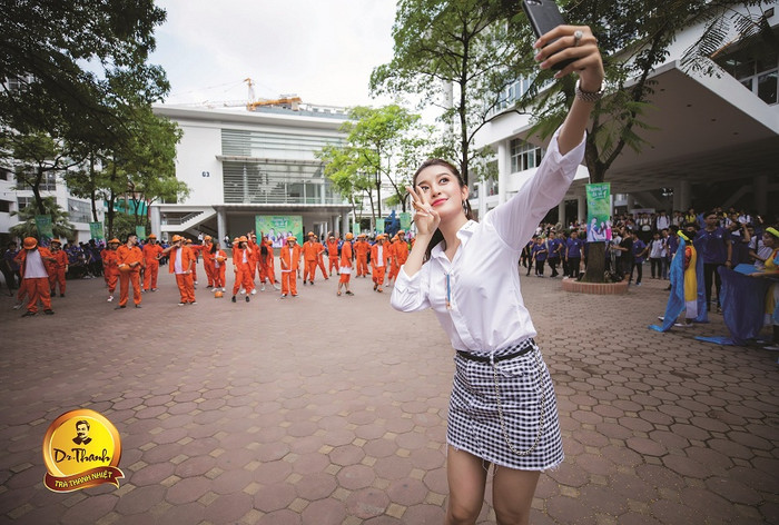 Huyền My tạo dáng với màn nhảy flashmob của các bạn sinh viên Đại học Xây dựng