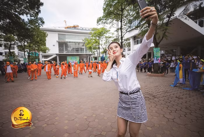 Huyền My tạo dáng với màn nhảy flashmob của các bạn sinh viên Đại học Xây dựng