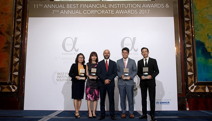 Bà Bùi Tuyết Hạnh – Giám đốc Trung tâm Quản lý và phát triển doanh nghiệp vừa và nhỏ (ngoài cùng bên trái) vinh dự đại diện SHB nhận giải thưởng “Ngân hàng SME tốt nhất Việt Nam”.