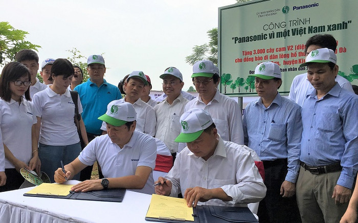 Ông Yamamoto Masahiro, đại diện Panasonic ký bàn giao trao tặng 3,000 cây cam cho tỉnh Hòa Bình, tặng bà con ở vùng tái định cư. Ông Yamamoto Masahiro, đại diện Panasonic ký bàn giao trao tặng 3,000 cây cam cho tỉnh Hòa Bình, tặng bà con ở vùng tái định cư.