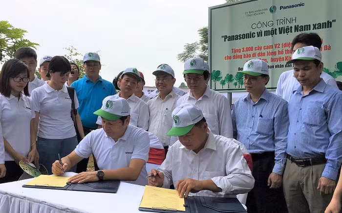 Ông Yamamoto Masahiro, đại diện Panasonic ký bàn giao trao tặng 3,000 cây cam cho tỉnh Hòa Bình, tặng bà con ở vùng tái định cư.