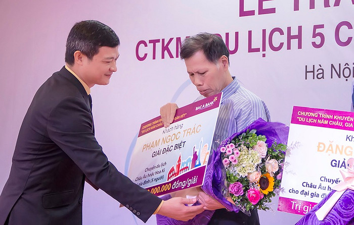 Đại diện Bac A Bank trao giải đặc biệt cho khách hàng Phạm Ngọc Trác. ảnh: VTH. Đại diện Bac A Bank trao giải đặc biệt cho khách hàng Phạm Ngọc Trác. ảnh: VTH.