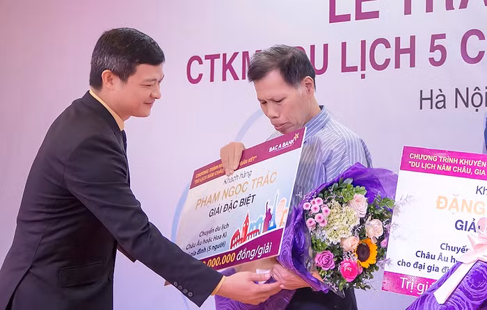 Đại diện Bac A Bank trao giải đặc biệt cho khách hàng Phạm Ngọc Trác. ảnh: VTH.