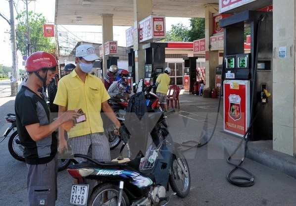 Xăng RON 92 được điều chỉnh tăng 319 đồng/lít so với mức giá hiện tại lên 18.111 đồng/lít. Xăng RON 92 được điều chỉnh tăng 319 đồng/lít so với mức giá hiện tại lên 18.111 đồng/lít.