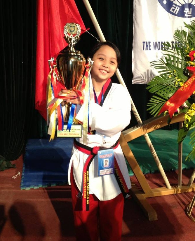 Không chỉ học giỏi, đàn hay mà Lan Minh cũng rất mạnh mẽ đạt tới đai đen một đẳng Taekwondo. ảnh: NH. Không chỉ học giỏi, đàn hay mà Lan Minh cũng rất mạnh mẽ đạt tới đai đen một đẳng Taekwondo. ảnh: NH.