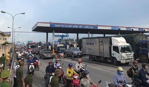 Trạm thu phí trên đường 5 cũng bị nhiều tài xế trả tiền lẻ để phản ứng mức thu phí mà theo họ là quá cao và vô lý, trong khi đường quá xấu, xuống cấp. ảnh: vov. Trạm thu phí trên đường 5 cũng bị nhiều tài xế trả tiền lẻ để phản ứng mức thu phí mà theo họ là quá cao và vô lý, trong khi đường quá xấu, xuống cấp. ảnh: vov.