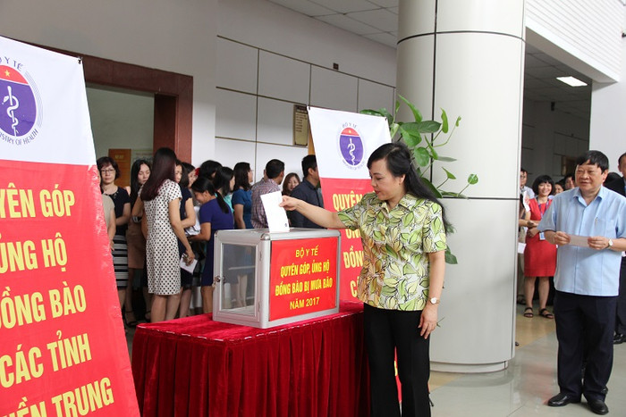 Bộ Y tế phát động ủng hộ đồng bào miền Trung khắc phục hậu quả bão số 10. Bộ Y tế phát động ủng hộ đồng bào miền Trung khắc phục hậu quả bão số 10.