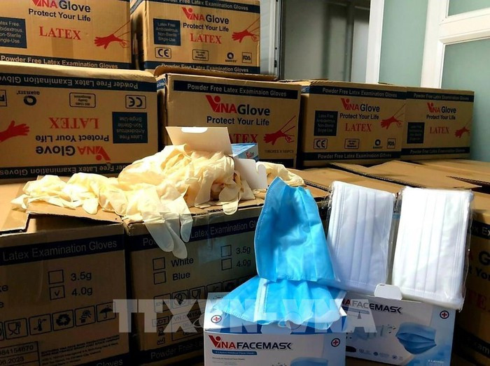 Xử lý nghiêm việc sản xuất khẩu trang, găng tay không đảm bảo chất lượng. ảnh: TTXVN.