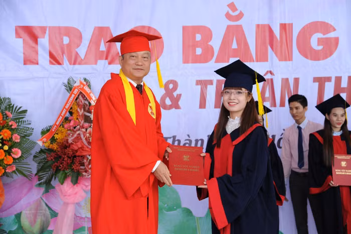 Thạc sĩ Trần Thanh Hải - Hiệu trưởng Trường Cao đẳng Viễn Đông trao bằng tốt nghiệp cho sinh viên ngành Điều dưỡng.