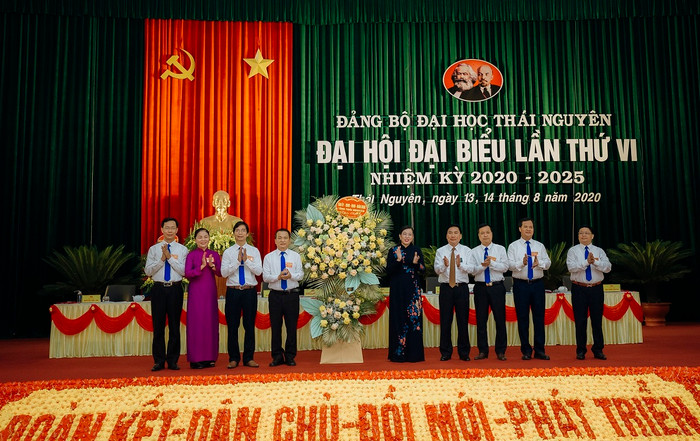 Bí thư tỉnh ủy Nguyễn Thanh Hải tặng hoa chúc mừng đại hội. ảnh: TL. Bí thư tỉnh ủy Nguyễn Thanh Hải tặng hoa chúc mừng đại hội. ảnh: TL.