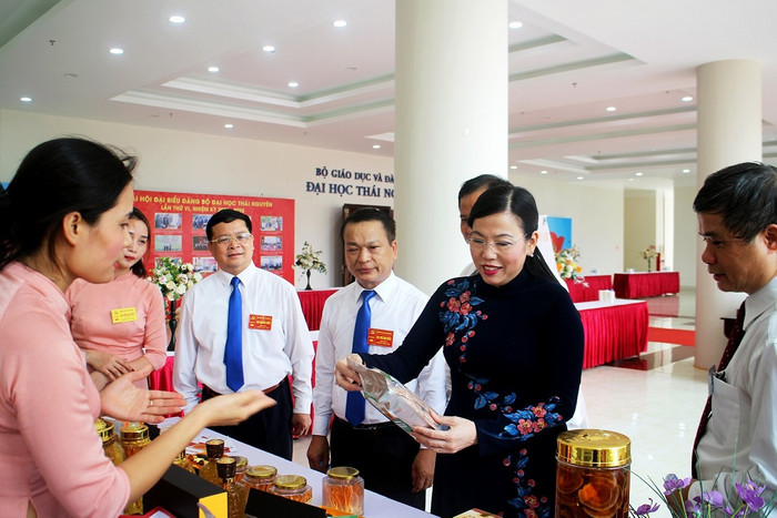 Bí thư Nguyễn Thanh Hải tham quan nơi trưng bày các sản phẩm công nghệ của Đại học Thái Nguyên. ảnh: TL. Bí thư Nguyễn Thanh Hải tham quan nơi trưng bày các sản phẩm công nghệ của Đại học Thái Nguyên. ảnh: TL.