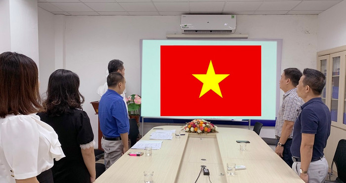 Các đại biểu thực hiện nghi lễ chào cờ tại Đại hội. ảnh: Tùng Dương