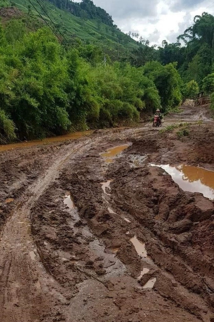 Con đường lên bản càng khó khăn hơn khi mùa mưa tới, nhưng các thầy cô luôn hết lòng vì học sinh thân yêu. (Ảnh: Nhân vật cung cấp) Con đường lên bản càng khó khăn hơn khi mùa mưa tới, nhưng các thầy cô luôn hết lòng vì học sinh thân yêu. (Ảnh: Nhân vật cung cấp)