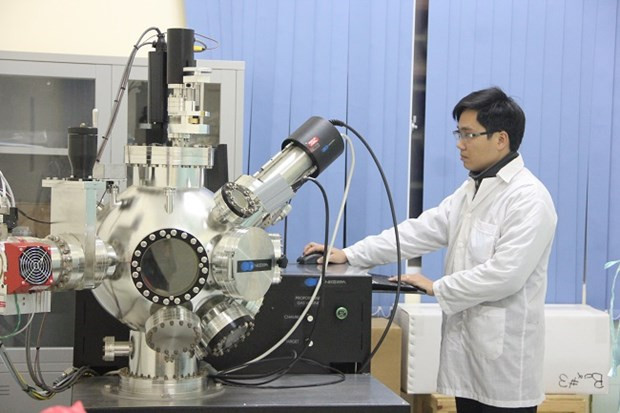 Cán bộ Khoa Vật lý làm việc trên máy tạo màng mỏng bằng chùm xung điện tử. ảnh: TTXVN. Cán bộ Khoa Vật lý làm việc trên máy tạo màng mỏng bằng chùm xung điện tử. ảnh: TTXVN.