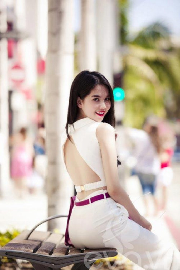 Ngọc Trinh không ngần ngại khoe eo thon, lưng trắng mịn.