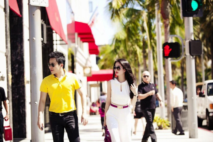 Ngọc Trinh cùng giám đốc Vũ Khắc Tiệp sánh bước cùng nhau nổi bật giữa phố.