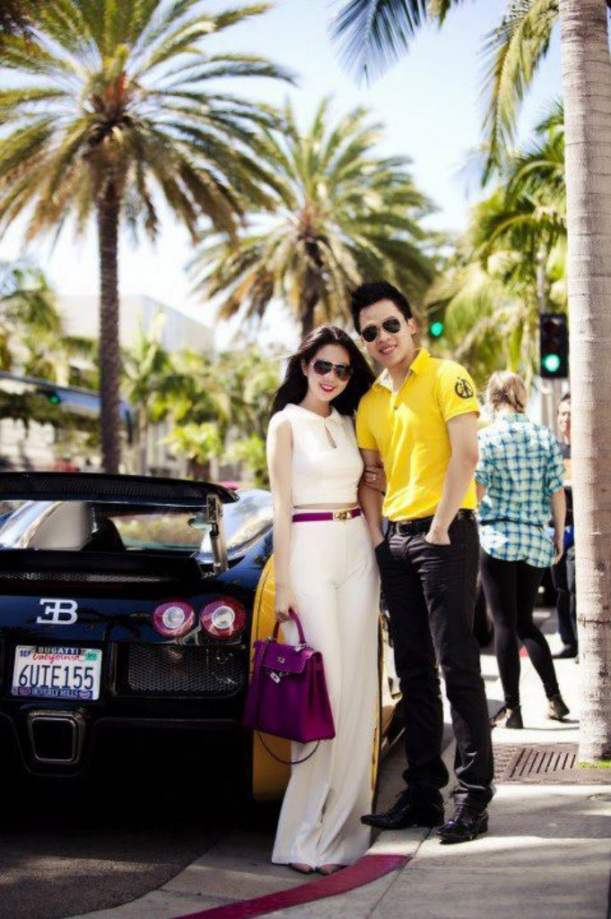 Cả hai khoác tay nhau rất thân mật.