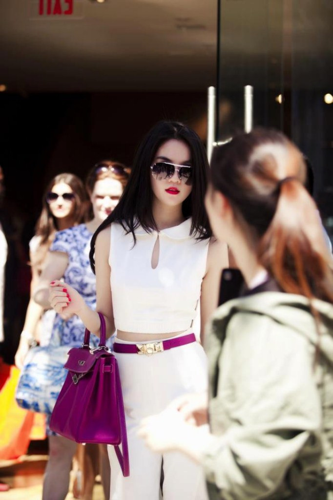 Trang phục của Chic & Trendy làm tôn thêm nước da trắng ngần của cô khiến ai cũng phải quay lại và ngoái nhìn.