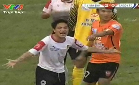 Hình ảnh từ clip cho thấy Danh Ngọc đã văng tục nhiều lần. Hình ảnh từ clip cho thấy Danh Ngọc đã văng tục nhiều lần.