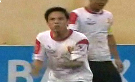 Danh Ngọc tỏ ra rất bực tức và liên tục chửi. Danh Ngọc tỏ ra rất bực tức và liên tục chửi.