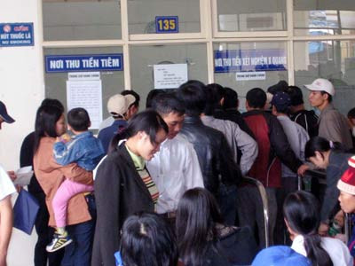 Các bệnh viện tuyến trung ương liên tục bị quá tải nhiều năm qua do điều kiện khám chữa bệnh tuyến tỉnh, huyện chưa đáp ứng được yêu cầu Các bệnh viện tuyến trung ương liên tục bị quá tải nhiều năm qua do điều kiện khám chữa bệnh tuyến tỉnh, huyện chưa đáp ứng được yêu cầu