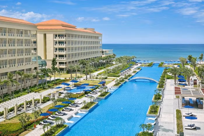 Bể bơi vô cực tuyệt đẹp tại khu nghỉ dưỡng Sheraton Grand Đà Nẵng Resort.