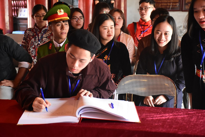 Các thí sinh ký tên vào sổ Vàng lưu danh. Các thí sinh ký tên vào sổ Vàng lưu danh.