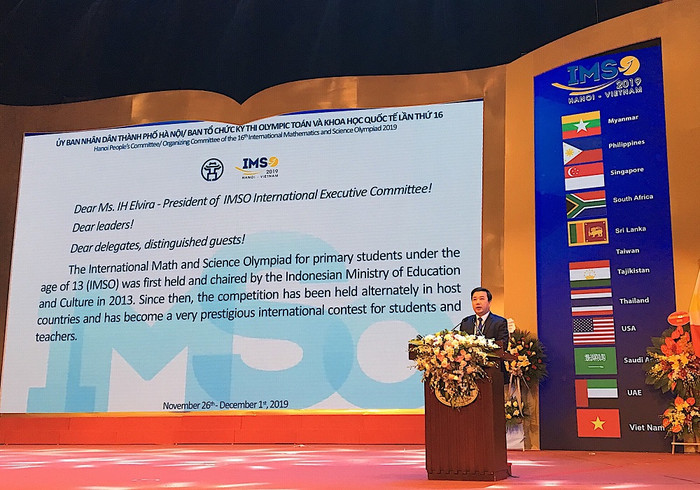 Ông Chử Xuân Dũng - Giám đốc Sở Giáo dục và Đào tạo Hà Nội phát biểu tại biểu lễ khai mạc kỳ thi. Ông Chử Xuân Dũng - Giám đốc Sở Giáo dục và Đào tạo Hà Nội phát biểu tại biểu lễ khai mạc kỳ thi.