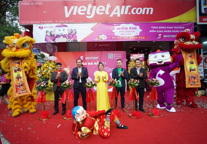 Lãnh đạo Vietjet - SWIFT247 - Grab cắt băng khai trương. Lãnh đạo Vietjet - SWIFT247 - Grab cắt băng khai trương.