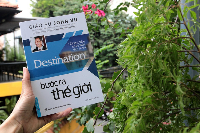 Cuốn sách Bước ra thế giới.