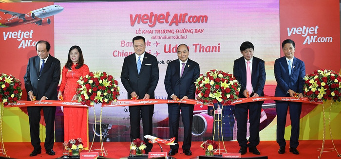 Thủ tướng Việt Nam Nguyễn Xuân Phúc, Phó thủ tướng Thái Lan Anutin Charnvirakul cùng đoàn lãnh đạo cấp cao chính phủ hai nước và lãnh đạo Vietjet trong nghi lễ khai trương 2 đường bay. Thủ tướng Việt Nam Nguyễn Xuân Phúc, Phó thủ tướng Thái Lan Anutin Charnvirakul cùng đoàn lãnh đạo cấp cao chính phủ hai nước và lãnh đạo Vietjet trong nghi lễ khai trương 2 đường bay.