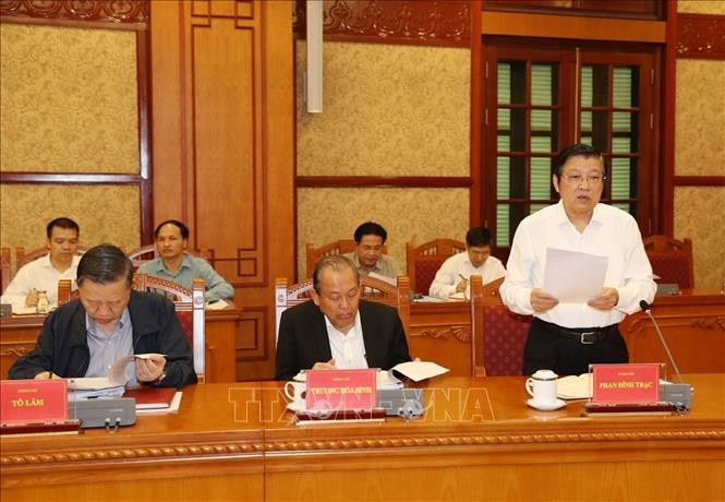 Đồng chí Phan Đình Trạc, Bí thư Trung ương Đảng, Trưởng Ban Nội chính Trung ương, Phó Trưởng ban Thường trực Ban Chỉ đạo Trung ương về phòng, chống tham nhũng phát biểu tại cuộc họp. Ảnh: Trí Dũng/TTXVN.