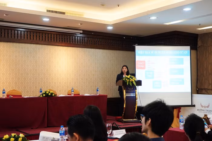 Bà Thân Thị Mỹ Bình đại diện trường Đại học Ngoại Ngữ - Đại học Quốc gia.