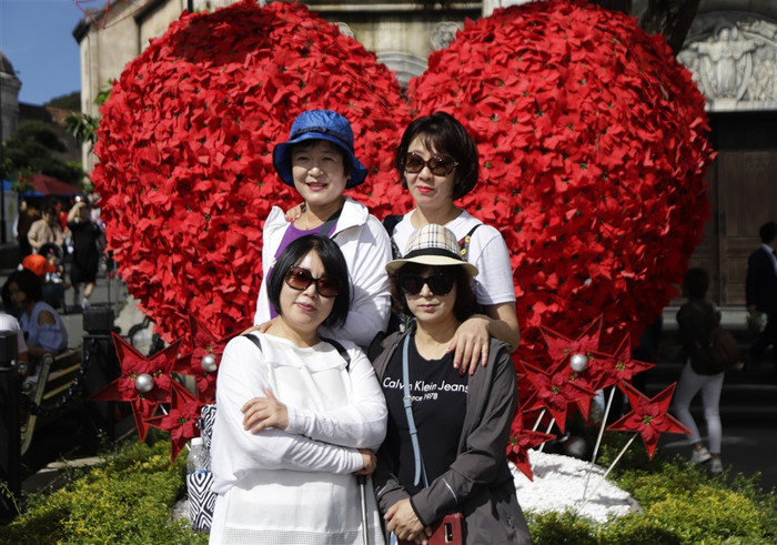 Du khách tham dự lễ hội mùa đông tại Sun World Ba Na Hills. Du khách tham dự lễ hội mùa đông tại Sun World Ba Na Hills.