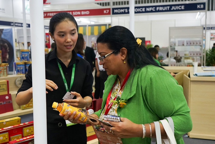 Khách hàng tìm hiểu về các sản phẩm nước giải khát của Tân Hiệp Phát. Khách hàng tìm hiểu về các sản phẩm nước giải khát của Tân Hiệp Phát.