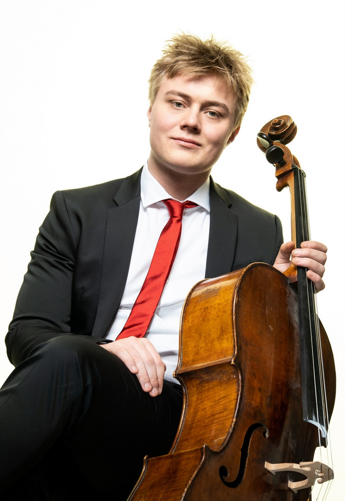 Nghệ sĩ cello trẻ Jonathan Swensen. Nghệ sĩ cello trẻ Jonathan Swensen.