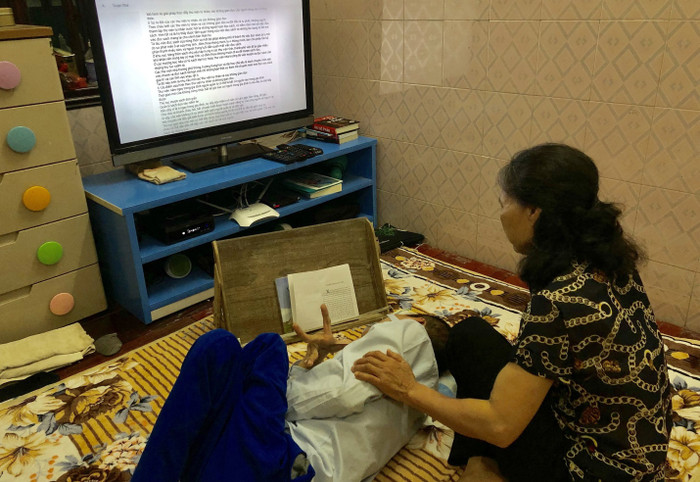 Mẹ anh trở thành cô giáo dạy chữ cho anh. Mẹ anh trở thành cô giáo dạy chữ cho anh.