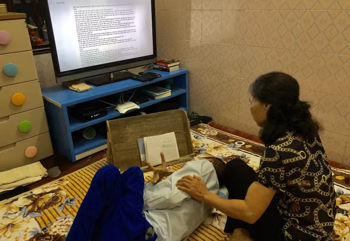 Mẹ anh trở thành cô giáo dạy chữ cho anh. Mẹ anh trở thành cô giáo dạy chữ cho anh.