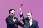 Thủ tướng Nguyễn Xuân Phúc nhận búa Chủ tịch ASEAN từ Thủ tướng Thái Lan Prayuth Chan-o-cha. Ảnh: Thống Nhất/TTXVN Thủ tướng Nguyễn Xuân Phúc nhận búa Chủ tịch ASEAN từ Thủ tướng Thái Lan Prayuth Chan-o-cha. Ảnh: Thống Nhất/TTXVN