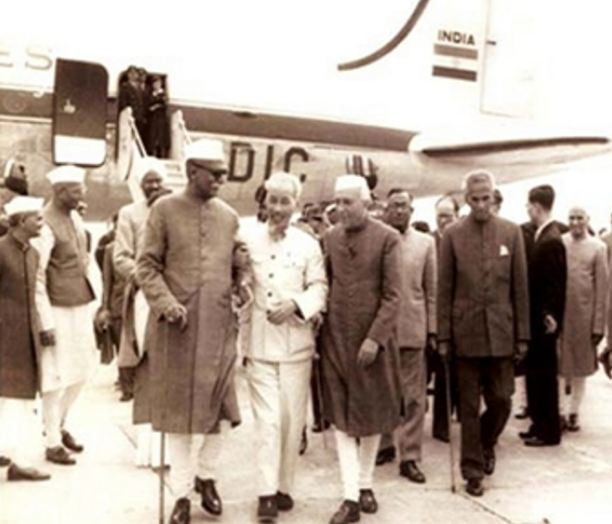 Tổng thống Rajendra Prasad và Thủ tướng J.Nehru đón tiếp Chủ tịch Hồ Chí Minh sang thăm Ấn Độ năm 1958, tại sân bay New Delhi. (Ảnh Tư liệu Quân đội Nhân dân) Tổng thống Rajendra Prasad và Thủ tướng J.Nehru đón tiếp Chủ tịch Hồ Chí Minh sang thăm Ấn Độ năm 1958, tại sân bay New Delhi. (Ảnh Tư liệu Quân đội Nhân dân)