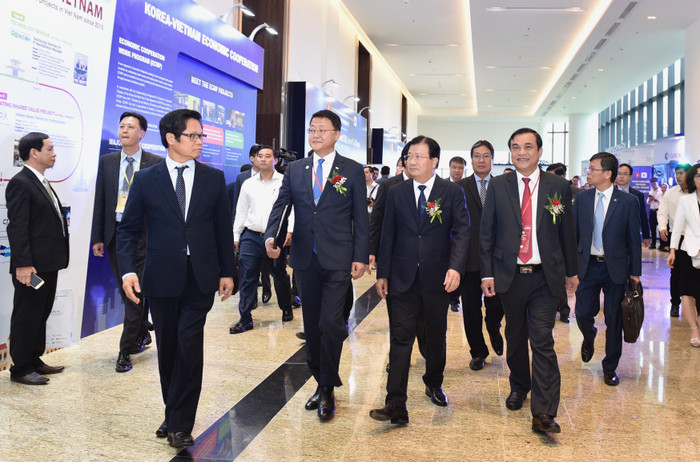 Phó Thủ tướng Trịnh Đình Dũng và các đại biểu tới dự hội nghị. Ảnh: VGP/Nhật Bắc.