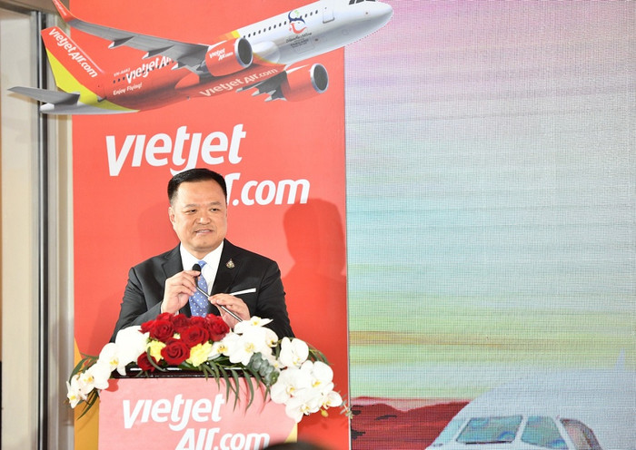 Phó thủ tướng Thái Lan Anutin Charnvirakul phát biểu chúc mừng Vietjet khi bổ sung 2 đường bay mới vào mạng bay rộng khắp tại Thái Lan. Phó thủ tướng Thái Lan Anutin Charnvirakul phát biểu chúc mừng Vietjet khi bổ sung 2 đường bay mới vào mạng bay rộng khắp tại Thái Lan.