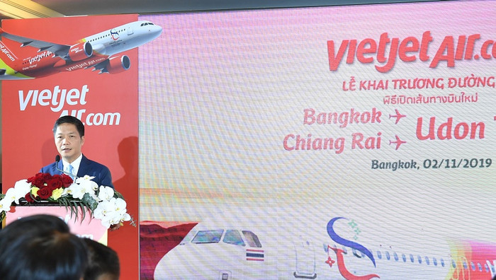 Ông Trần Tuấn Anh, Bộ trưởng công thương Việt Nam chúc mừng Vietjet với cột mốc phát triển mới tại Thái Lan. Ông Trần Tuấn Anh, Bộ trưởng công thương Việt Nam chúc mừng Vietjet với cột mốc phát triển mới tại Thái Lan.