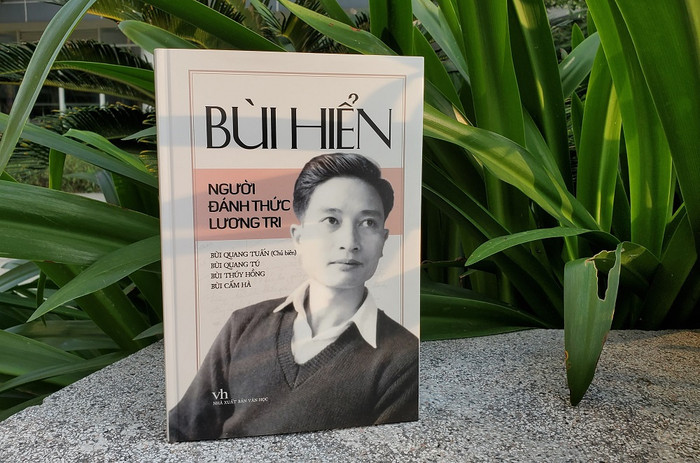 Sách Bùi Hiển - Người đánh thức lương tri.