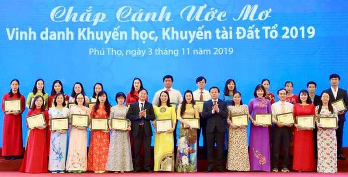 Giáo viên được vinh danh tại buổi lễ. (Ảnh: Phú Thọ Đất Tổ) Giáo viên được vinh danh tại buổi lễ. (Ảnh: Phú Thọ Đất Tổ)