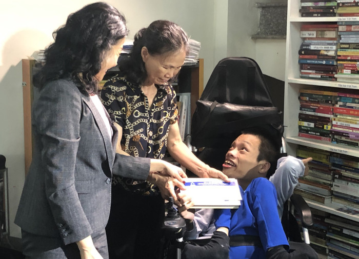 Nữ doanh nhân Trần Uyên Phương trao món quà cho Cừ. Nữ doanh nhân Trần Uyên Phương trao món quà cho Cừ.