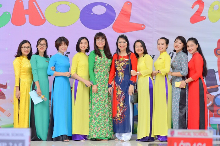 Cô Lê Thị Thanh Nhàn – Hiệu trưởng (thứ 5 từ trái sang) khẳng định quyết tâm của trường Pascal trong năm học 2019 – 2020. Cô Lê Thị Thanh Nhàn – Hiệu trưởng (thứ 5 từ trái sang) khẳng định quyết tâm của trường Pascal trong năm học 2019 – 2020.