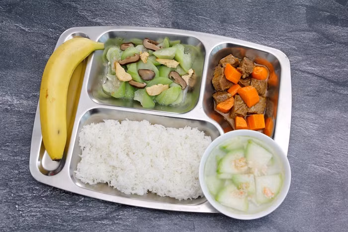 Khẩu phần ăn đảm bảo cân bằng dinh dưỡng, phối hợp đa dạng nhiều loại thực phẩm được chuẩn bị theo phần mềm Dự án.