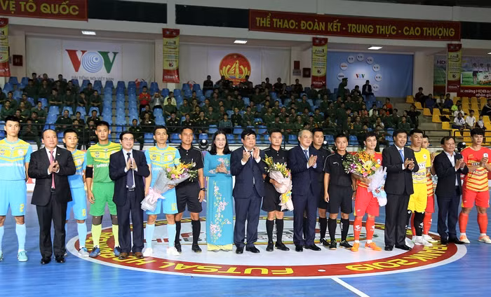 Ông Nguyễn Thế Kỷ – Tổng giám đốc VOV; ông Vương Bích Thắng – Tổng cục trưởng Tổng cục Thể dục thể thao; đại diện lãnh đạo Quân khu 4, tỉnh Nghệ An, Hà Tĩnh, Liên đoàn bóng đá Việt Nam, HDBank trao hoa cho 2 đội tuyển Sanna Khánh Hòa và Tân Hiệp Hưng.