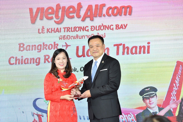 Bà Nguyễn Thị Thúy Bình, Chủ tịch Hội đồng quản trị Vietjet Thái Lan tặng quà lưu niệm cho Phó thủ tướng Thái Lan Anutin Charnvirakul tại buổi Lễ . Bà Nguyễn Thị Thúy Bình, Chủ tịch Hội đồng quản trị Vietjet Thái Lan tặng quà lưu niệm cho Phó thủ tướng Thái Lan Anutin Charnvirakul tại buổi Lễ .